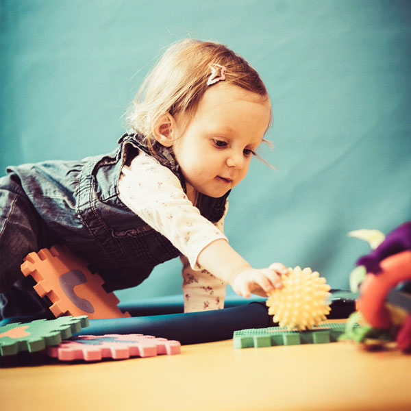 Therapie und im speziellen Ergotherapie unterstützt Kinder die Anforderungen des Alltags zu meistern.